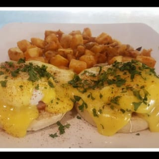 Traditional Eggs Benedict (Brunch)