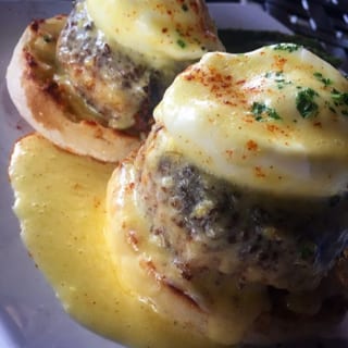 Crab Cakes Benedict (Brunch)