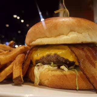 Pepper Bacon Cheddar Burger (Dinner)